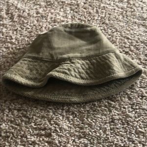 A bucket hat with a matching little travel bag